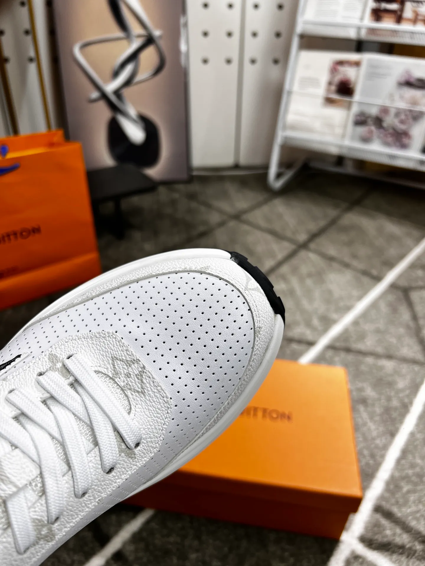 Factory price: 438 💰 LV new casual men's shoes 👉 👉 Fashionable and versatile, 💞 simple and elegant style, 🔊 made of imported cowhide, ☑️ breathable mesh lining, sheepskin feet, original wear-resistant rubber outsole, exclusive new style, actual shot, three colors available, code number: 38-44, (45 can be customized)